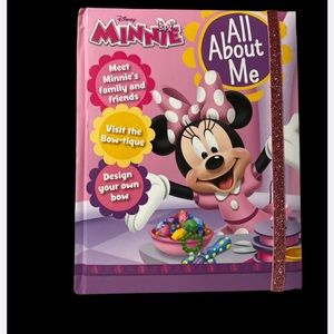Minnie reading book